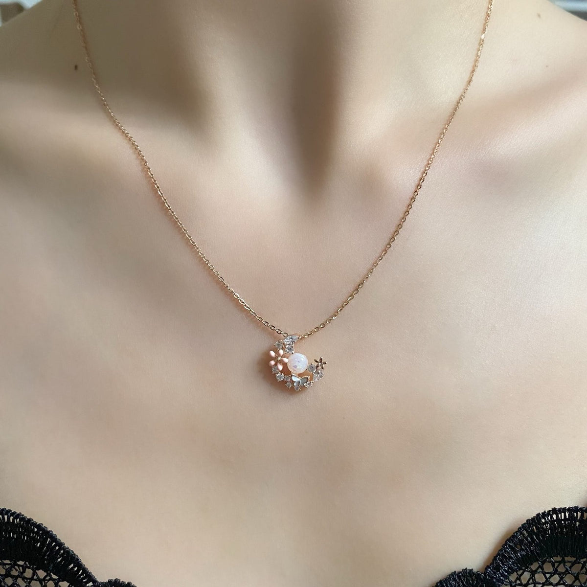 Zarif Çiçek Temalı Hilal Kolye - Rose Gold Kaplama Gümüş, Opal ve Zirkon Taşlı | Pembe Beyaz Mine ile Renklendirilmiş