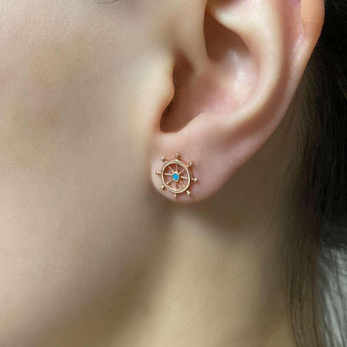 Minimal Gemi Dümeni Küpe | Rose Gold Kaplama Gümüş ve Turkuaz Taşlı Şıklık