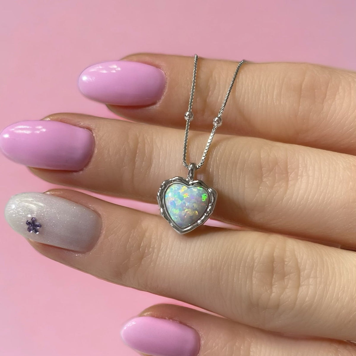Göz Alıcı Opal Taşlı Gümüş Top Detaylı Zincirli Kalp Kolye