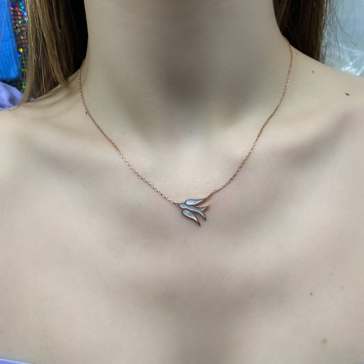 Zarafetin İncisi: Sedef Detaylı Rose Gold Kaplama Kırlangıç Kolye