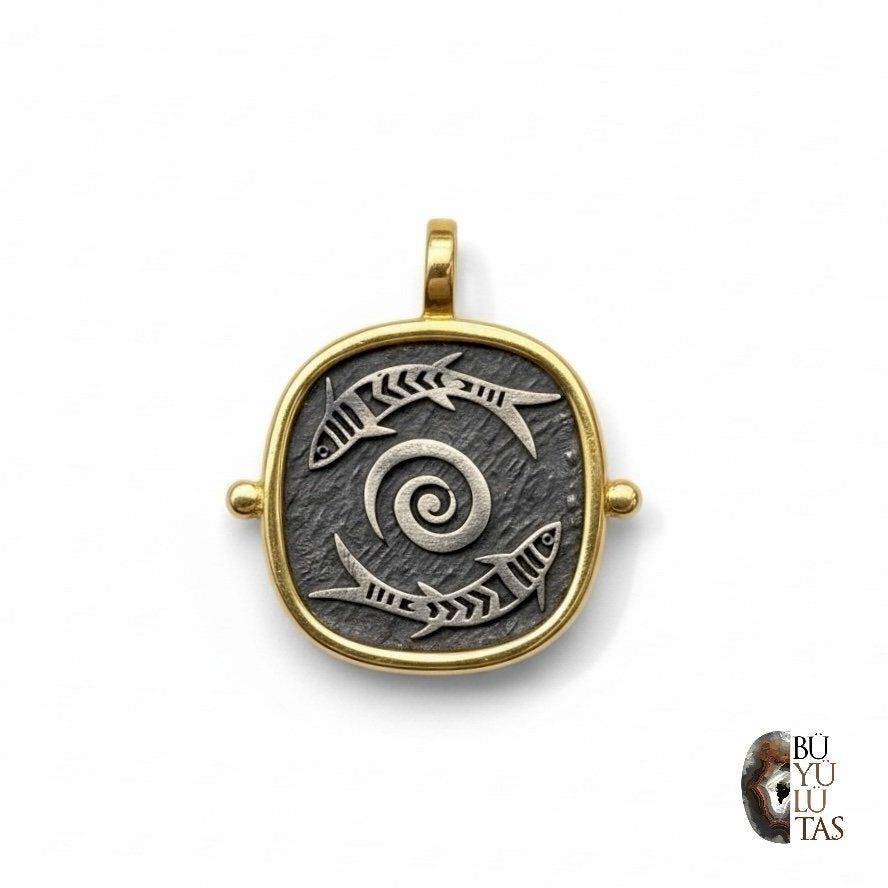 Tasarım Balık ve Spiral Motifli Altın Kaplama Gümüş Kolye Ucu – Oksitli Dokulu Özel Model