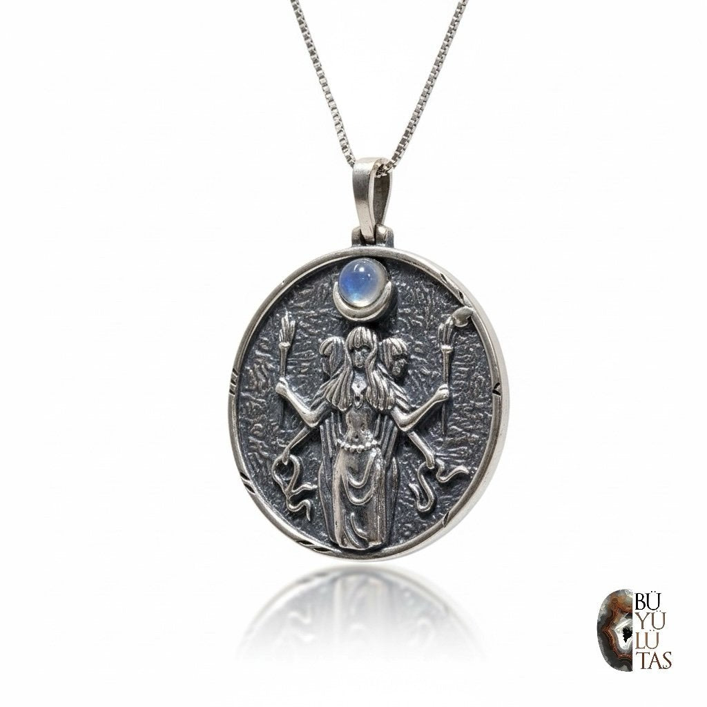 Antik Hekate Medalyon Kolye – Ay Taşlı Koruyucu Sembol