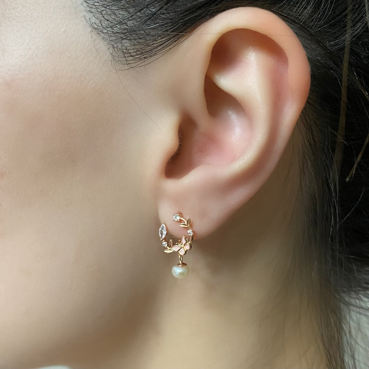 Zarif Kelebek Detaylı Pembe İncili Küpe - Rose Gold Kaplama Gümüş ve Zirkon Taşlı | Minimal Tasarım | Kulakta Zarif Bir Dokunuş