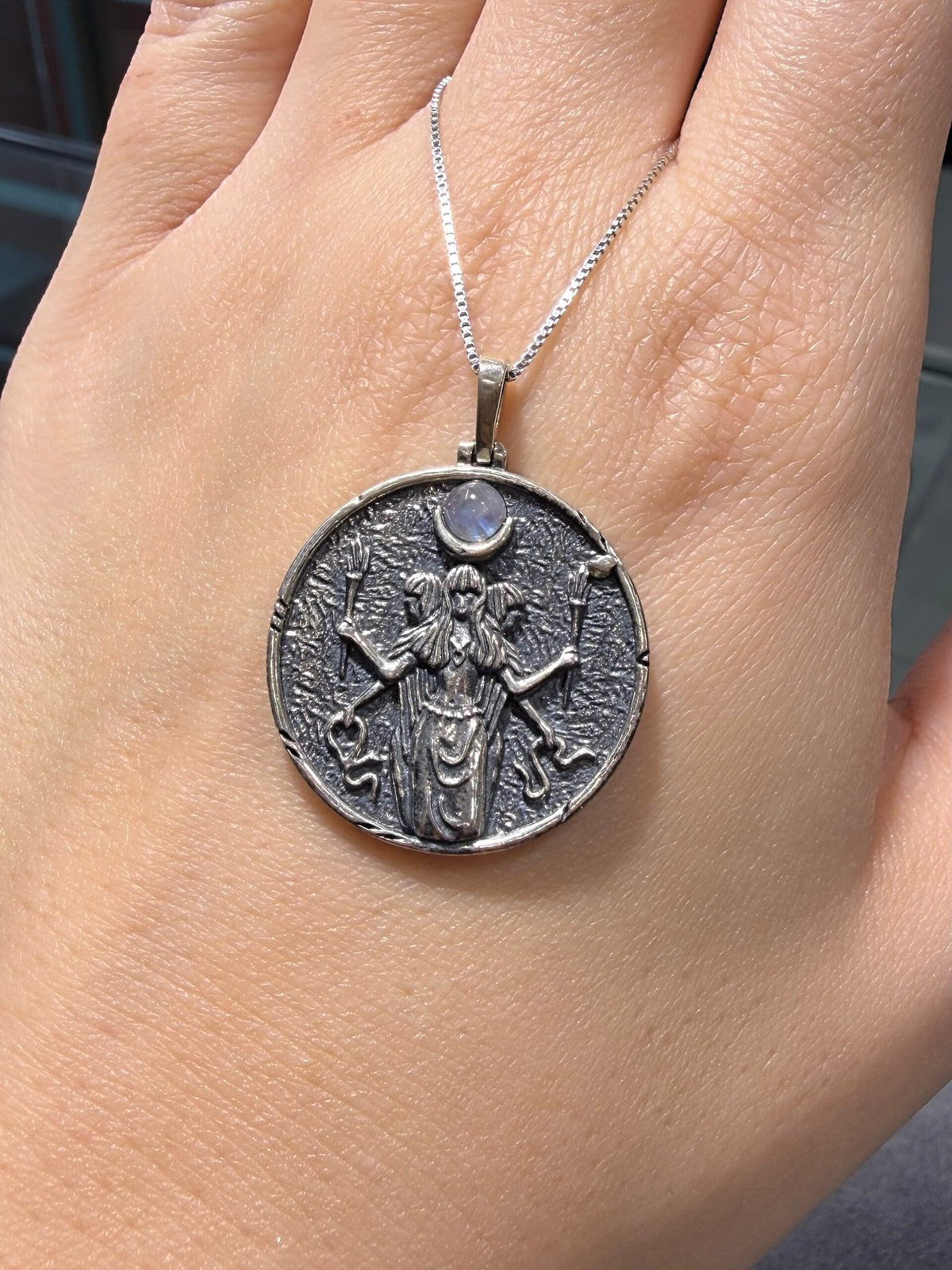 Antik Hekate Medalyon Kolye – Ay Taşlı Koruyucu Sembol