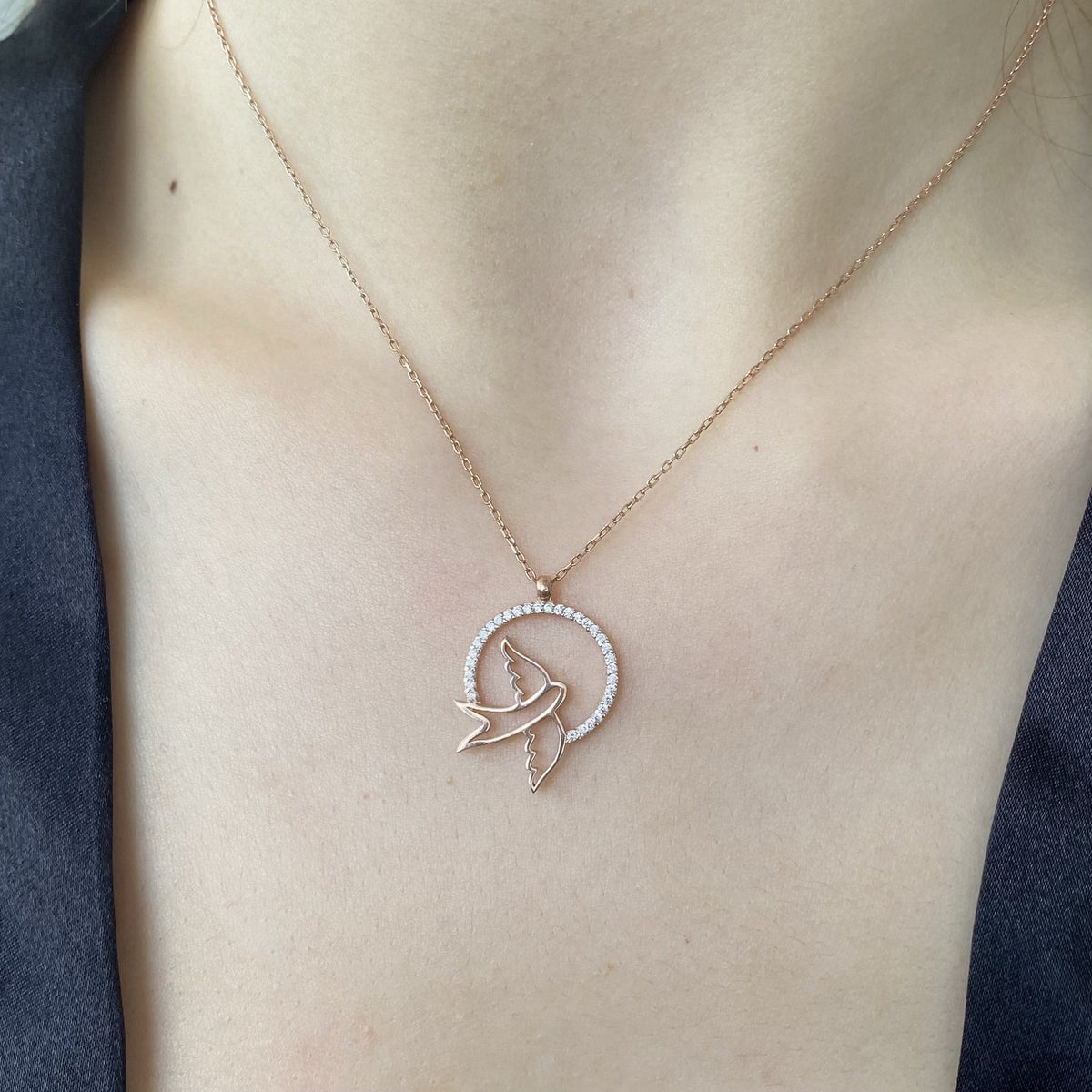 "Rose Gold Kaplama Gümüş Kuşlu Kolye | Zirkon Taşlı Şıklık ve Zarafet"