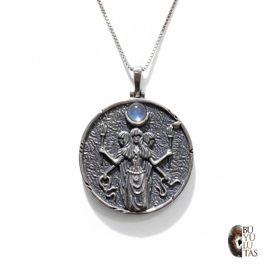 Antik Hekate Medalyon Kolye – Ay Taşlı Koruyucu Sembol